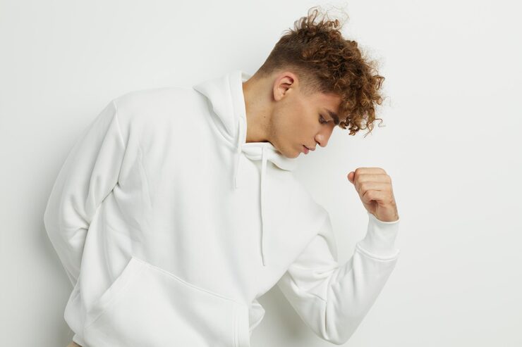 side view young woman standing against white background_1048944 25547672